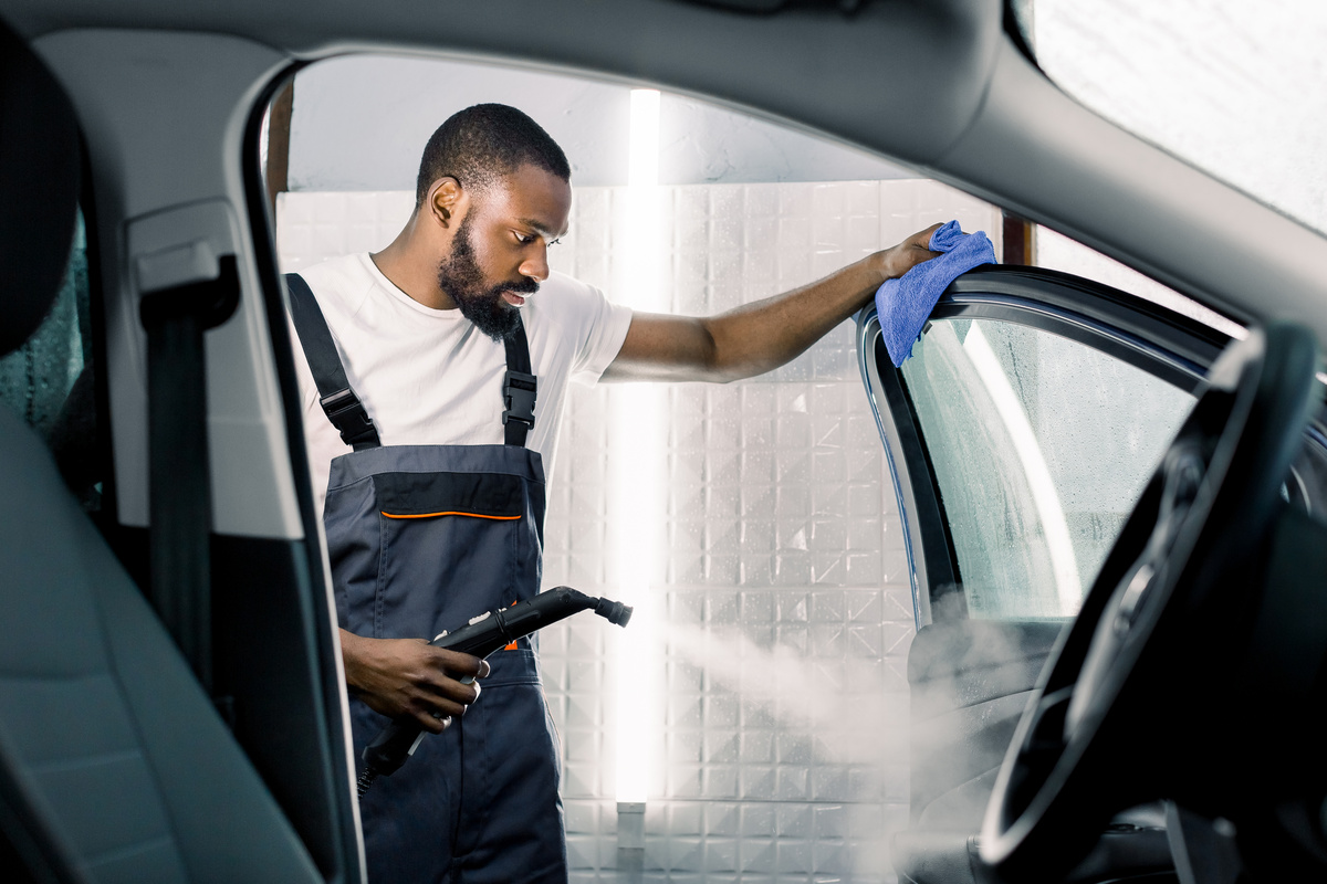 S'équiper pour faire un nettoyage intérieur de voiture